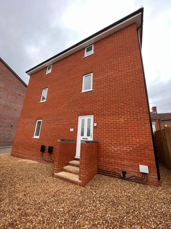 Superb Modern Flat In Northampton, Parking &Ev Apartment Exterior photo